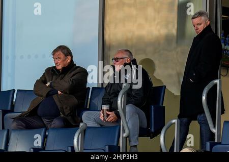 Wimbledon, Großbritannien. 19th Januar 2022. David Hughes (Mitte), Eigentümer der Londoner Broncos, schaut am 30. Januar 2022 während des Wettkampfs der Betfred Championship zwischen London Broncos und Widnes Vikings im Cherry Red Records Stadium, Plough Lane, Wimbledon, England, nach. Foto von David Horn. Quelle: Prime Media Images/Alamy Live News Stockfoto