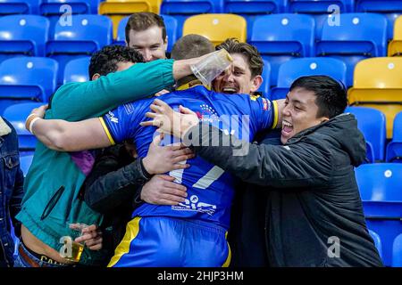 Wimbledon, Großbritannien. 19th Januar 2022. Rob OAKLEY (17) aus London Broncos mit Unterstützern nach dem Betfred Championship-Spiel zwischen London Broncos und Widnes Vikings am 30. Januar 2022 im Cherry Red Records Stadium, Plough Lane, Wimbledon, England. Foto von David Horn. Quelle: Prime Media Images/Alamy Live News Stockfoto