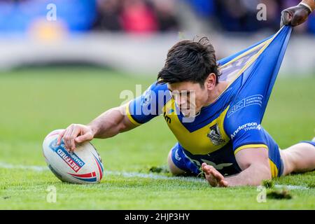 Wimbledon, Großbritannien. 19th Januar 2022. Dean PARATA (9) aus London Broncos erzielt am 30. Januar 2022 im Cherry Red Records Stadium, Plough Lane, Wimbledon, England, den zweiten Versuch seines Teams beim Betfred Championship-Spiel zwischen London Broncos und Widnes Vikings. Foto von David Horn. Quelle: Prime Media Images/Alamy Live News Stockfoto