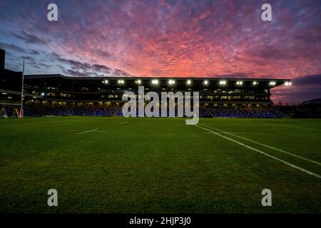Wimbledon, Großbritannien. 19th Januar 2022. Die Sonne geht nach dem Spiel der Betfred Championship zwischen London Broncos und Widnes Vikings am 30. Januar 2022 im Cherry Red Records Stadium, Plough Lane, Wimbledon, England, unter. Foto von David Horn. Quelle: Prime Media Images/Alamy Live News Stockfoto