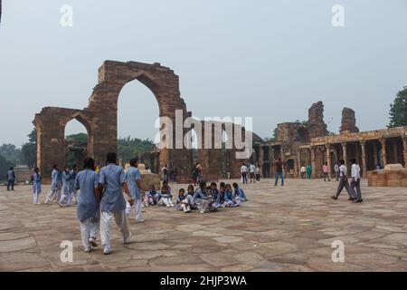 Kinderspiele in der Nähe von Qutub Minar, Delhi, Indien. Stockfoto