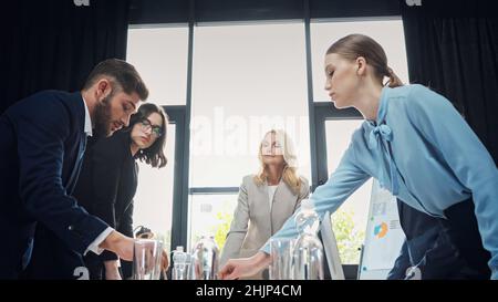 Blick aus der unteren Perspektive auf einen multiethnischen Kollegen aus dem Unternehmen, der im Konferenzraum steht Stockfoto
