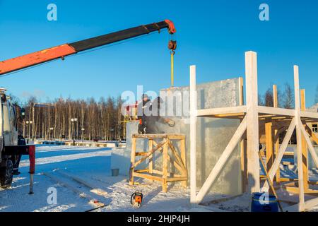 Werker Assembler passen Kettensäge Eisplatte Stockfoto