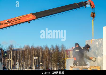 Werker Assembler passen Kettensäge Eisplatte Stockfoto