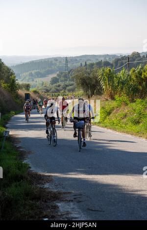 Eroica 2021, 40 km lange Strecke, die von Gaiole in Chianti startet und die Hügel von Argiano und die Straße Pievasciato hinauf fährt. Stockfoto