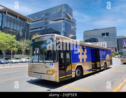 Johannesburg, Südafrika, 3rd. Dezember - 2021: Öffentlicher Bus im Stadtzentrum. Stockfoto