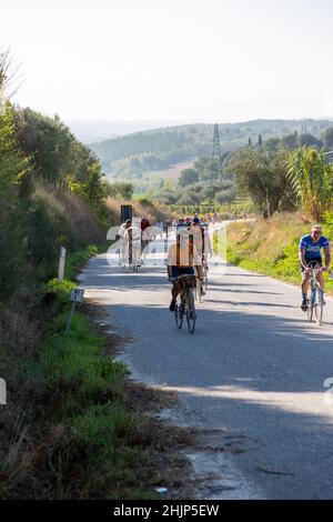 Eroica 2021, 40 km lange Strecke, die von Gaiole in Chianti startet und die Hügel von Argiano und die Straße Pievasciato hinauf fährt. Stockfoto