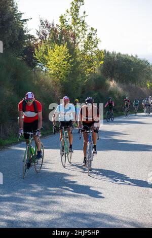 Eroica 2021, 40 km lange Strecke, die von Gaiole in Chianti startet und die Hügel von Argiano und die Straße Pievasciato hinauf fährt. Stockfoto