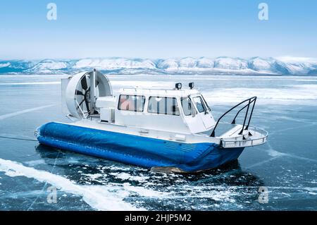 Hovercraft auf dem Baikalsee. Luftboot, Wintertransport extrem. Stockfoto