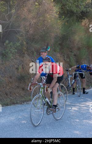 Eroica 2021, 40 km lange Strecke, die von Gaiole in Chianti startet und die Hügel von Argiano und die Straße Pievasciato hinauf fährt. Stockfoto