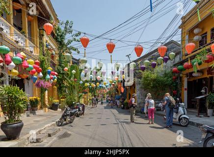 Bunte traditionelle handgemachte Seidenlaternen zieren die Straßen und Gebäude von Hoi an, Provinz Quang Nam, Zentralvietnam Stockfoto