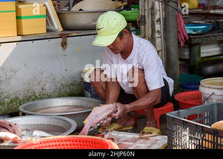 Ein Vietnamese bereitet Fisch auf einem Lebensmittelmarkt in Hoi an, Provinz Quang Nam, Zentralvietnam, Südostasien, zu Stockfoto