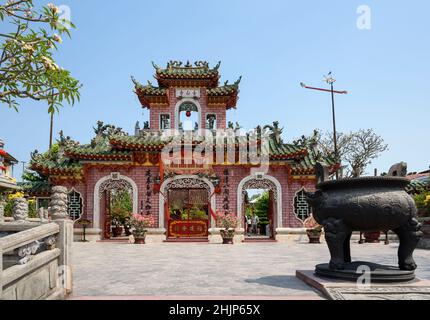 Kunstvolle Architektur und Innenhof der Versammlungshalle der chinesischen Kongregation in Hoi an, Provinz Quang Nam, Zentralvietnam Stockfoto