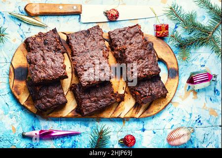 Panforte, köstlicher Weihnachtsgenuss aus getrockneten Früchten und Nüssen. Panforte ist eine Weihnachtstorte. Stockfoto