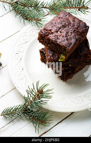 Panforte ist ein Weihnachts- oder Neujahrsgebäck aus einer Mischung aus Nüssen, kandierten Früchten, Gewürzen und Honig. Italienisches Weihnachtsgebäck Stockfoto