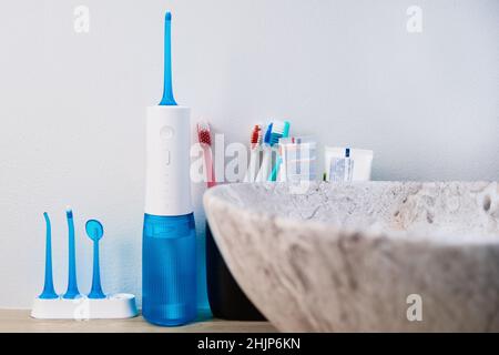 Blue Home Munddusche-Kit im Badezimmer, Waterpik für die Zahnreinigung, tragbare Wasserflosser für die Zahnpflege Stockfoto