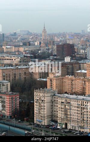 Hochhäuser mit stalinistischer Architektur am Gagarin-Platz in Moskau. Hotel Ukraine, stalinistischer Wolkenkratzer, an der Skyline. Stockfoto