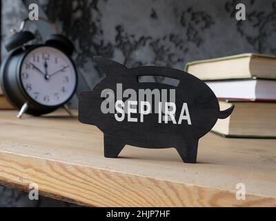 Sparschwein aus Holz mit SEP IRA-Aufschrift an der Seite. Stockfoto