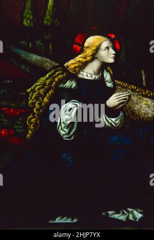 Buntglasfenster der Maria Magdalena in der St. Michael and All Saints Church, Helensburgh, Schottland Stockfoto