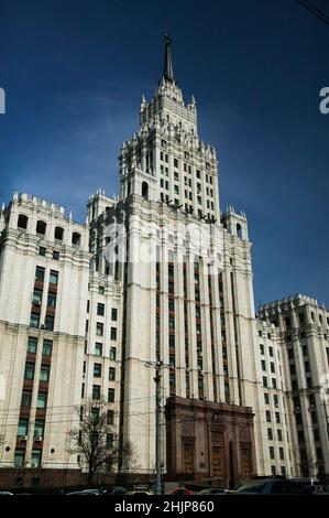 Das Hochhaus des russischen Außenministeriums. Moskau. Bei direkter Sonneneinstrahlung am dunkelblauen Himmel. Einer der berühmten stalinistischen Wolkenkratzer. Stockfoto