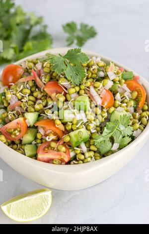 Gesundes Abnehmen, Diät-Essen, Indischer Salat der Mungbohne Sprossen Stockfoto