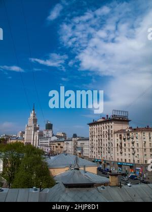 Moskau, Russland. Stalinistische Hochhäuser mit „Wolkenkratzer“ und sowjetischen Gebäuden auf dem Garden Ring. Stockfoto