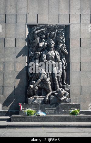 Denkmal für die Helden des Ghettos, von Nathan Rapoport modelliert und 1948 enthüllt - Warschau, Polen Stockfoto