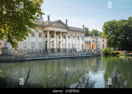 Lazienki Palast auf der Insel im Lazienki Park - Warschau, Polen Stockfoto