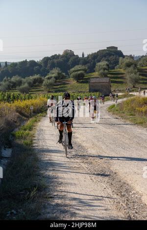 Eroica 2021, 40 km lange Strecke, die von Gaiole in Chianti startet und die Hügel von Argiano und die Straße Pievasciato hinauf fährt. Stockfoto