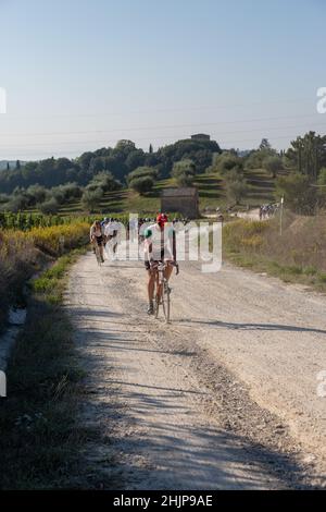 Eroica 2021, 40 km lange Strecke, die von Gaiole in Chianti startet und die Hügel von Argiano und die Straße Pievasciato hinauf fährt. Stockfoto