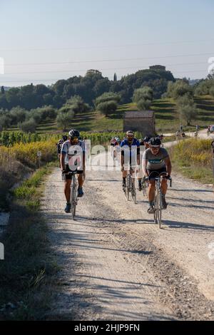 Eroica 2021, 40 km lange Strecke, die von Gaiole in Chianti startet und die Hügel von Argiano und die Straße Pievasciato hinauf fährt. Stockfoto