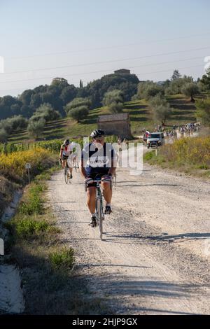 Eroica 2021, 40 km lange Strecke, die von Gaiole in Chianti startet und die Hügel von Argiano und die Straße Pievasciato hinauf fährt. Stockfoto