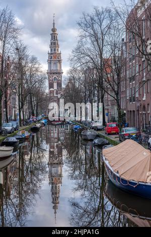 Hillsong Kirche mit mehreren geparkten Fahrrädern und Booten auf einem Amsterdamer Kanal Holland Stockfoto