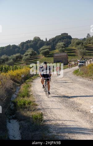 Eroica 2021, 40 km lange Strecke, die von Gaiole in Chianti startet und die Hügel von Argiano und die Straße Pievasciato hinauf fährt. Stockfoto