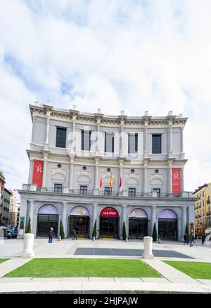 Schöne Aussicht auf das Teatro Real von der Plaza de Oriente auf blauen Himmel mit hohen weißen Wolken in Madrid, Spanien. Madrid ist ein beliebtes Touristenziel Stockfoto