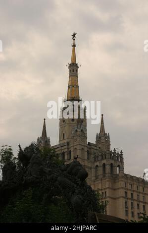 Hochhaus am Kudrinskaya-Platz in Moskau. Einer der stalinistischen Wolkenkratzer. Grauer Himmel in warmen Tönen des Sonnenuntergangs. Stockfoto