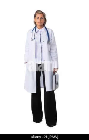 In voller Länge Porträt einer lächelnden Ärztin in Labcoat isoliert auf weißem Hintergrund Stockfoto