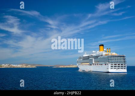 Kreuzfahrt-Linienschiff Costa Luminosa im Mittelmeer in der Nähe der Insel Mykonos. Ägäis, Griechenland Stockfoto