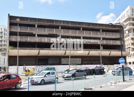 Brutalist-Architektur, Centre de Tri armagnac bordeaux, ehemaliges Postsortierbüro in der Nähe des Bahnhofs Bordeaux St Jean, einem Ort der Stadterneuerung in braunen Feldern Stockfoto