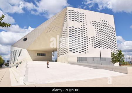 Das Dramatic House of the Creative and Cultural Economy (MECA), am Ufer der Garonne in Bordeaux, ist als urbanes Wohnzimmer und kulturelles Zentrum vorgesehen Stockfoto