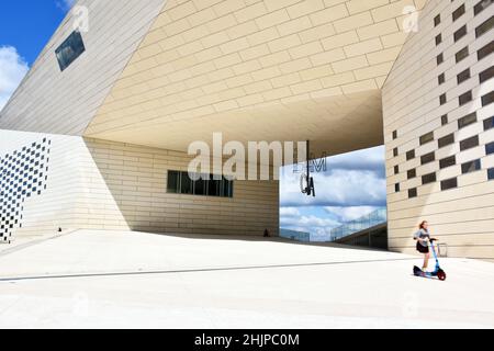 Das Dramatic House of the Creative and Cultural Economy (MECA), am Ufer der Garonne in Bordeaux, ist als urbanes Wohnzimmer und kulturelles Zentrum vorgesehen Stockfoto