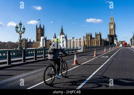 WESTMINSTER LONDON, GROSSBRITANNIEN. 31. Januar 2022. Die Häuser des Parlaments badeten an einem kalten und stürmischen Tag in London in Sonnenschein. Kredit: amer ghazzal/Alamy Live Nachrichten Stockfoto