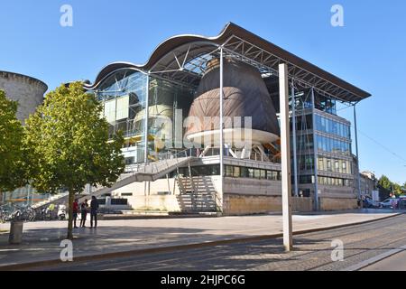 Der neue Palais de Justice in Bordeaux, Architekt Richard Rogers, in einem komplexen High-Tech-Stil, aber mit dem Platz selbst in Holz fertig. Stockfoto