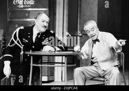 l-r: Michael Gambon (Walter Kercelik), Jack Lemmon (John MacCormick Butts) in VETERANS DAY von Donald Freed at the Theatre Royal Haymarket, London SW1 22/08/1989 Bühnenbild: Eileen Diss Kostüme: Jane Robinson Beleuchtung: Mick Hughes Regie: Kevin Billington Stockfoto