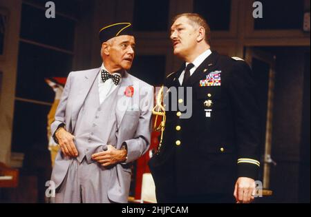 l-r: Jack Lemmon (John MacCormick Butts), Michael Gambon (Walter Kercelik) in VETERANS DAY von Donald Freed at the Theatre Royal Haymarket, London SW1 22/08/1989 Bühnenbild: Eileen Diss Kostüme: Jane Robinson Beleuchtung: Mick Hughes Regie: Kevin Billington Stockfoto