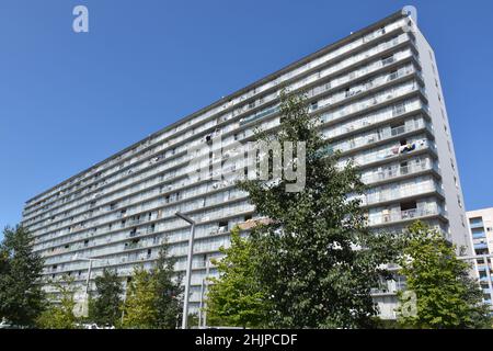 Große Wohnblöcke im Gran Parc von Bordeaux, die sich durch die Erweiterung des Wohnraums in modulare Strukturen dramatisch und radikal verbesserten Stockfoto