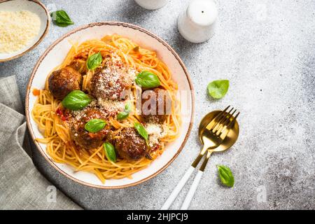 Pasta mit Fleischbällchen in Tomatensauce Draufsicht. Stockfoto
