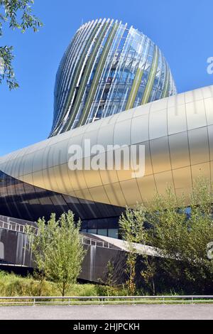 Das hochmoderne skulpturale Gebäude der Cité du Vins beherbergt eine Dauerausstellung über die Geschichte und Kultur des Weins in der Region Bordeaux. Stockfoto