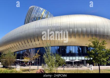 Das hochmoderne skulpturale Gebäude der Cité du Vins beherbergt eine Dauerausstellung über die Geschichte und Kultur des Weins in der Region Bordeaux. Stockfoto