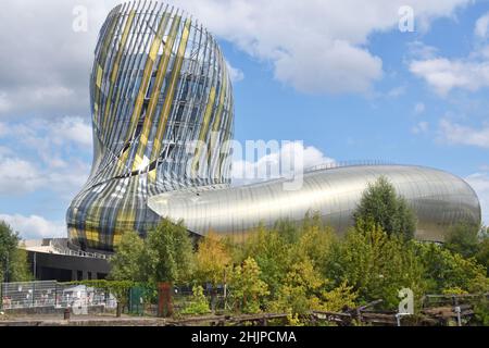 Das hochmoderne skulpturale Gebäude der Cité du Vins beherbergt eine Dauerausstellung über die Geschichte und Kultur des Weins in der Region Bordeaux. Stockfoto